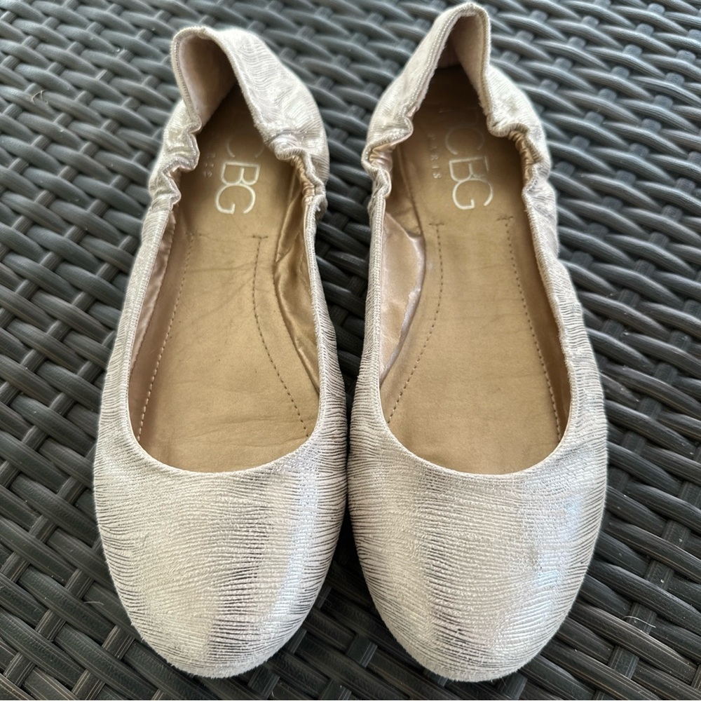 BCBG Paris Magie Womens Ballet Flats US 7 Metallic Shoe Silver Tan Elastic Back